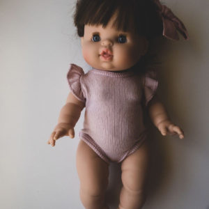 Dusty pink flutter sleeve body suit with wooden button for 38cm doll - Minikane - Miniland - Paola  Reina